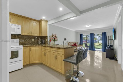 Condo in Miami Gardens, Florida, 1 bedroom  № 2026175 - photo 2