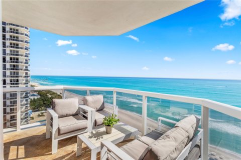 Condo in Miami Beach, Florida, 3 bedrooms  № 1715882 - photo 1