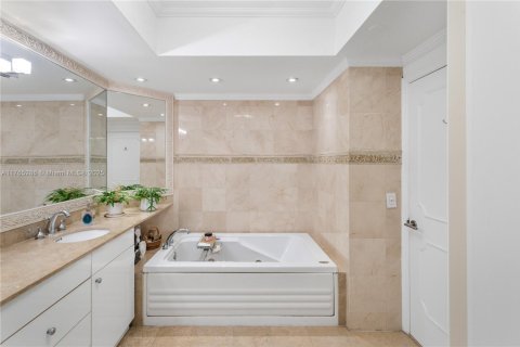 Condo in Miami Beach, Florida, 3 bedrooms  № 1715882 - photo 26