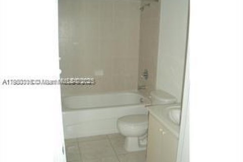 Condominio en alquiler en Doral, Florida, 2 dormitorios, 84.54 m2 № 1887653 - foto 6