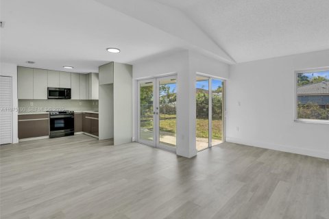 House in Homestead, Florida 3 bedrooms, 120.59 sq.m. № 2036184 - photo 5