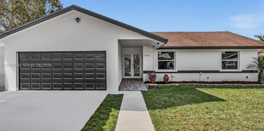 House in Homestead, Florida 3 bedrooms, 120.59 sq.m. № 2036184