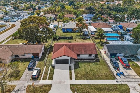 House in Homestead, Florida 3 bedrooms, 120.59 sq.m. № 2036184 - photo 27