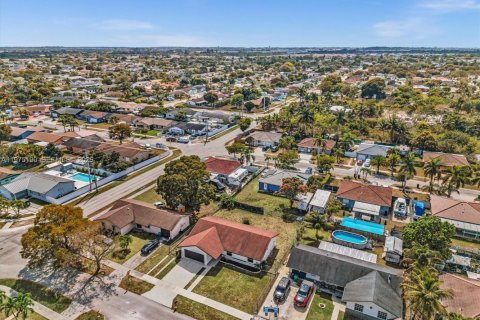 House in Homestead, Florida 3 bedrooms, 120.59 sq.m. № 2036184 - photo 29