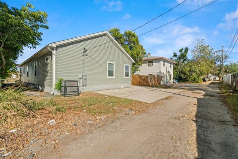 House in Saint Petersburg, Florida 4 bedrooms, 178.37 sq.m. № 2220569 - photo 27