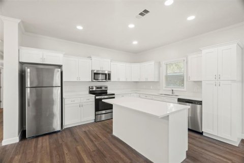 House in Saint Petersburg, Florida 4 bedrooms, 178.37 sq.m. № 2220569 - photo 7
