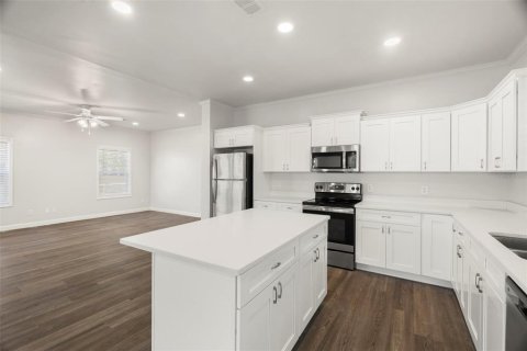 House in Saint Petersburg, Florida 4 bedrooms, 178.37 sq.m. № 2220569 - photo 6