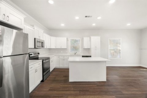 House in Saint Petersburg, Florida 4 bedrooms, 178.37 sq.m. № 2220569 - photo 8