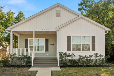 House in Saint Petersburg, Florida 4 bedrooms, 178.37 sq.m. № 2220569