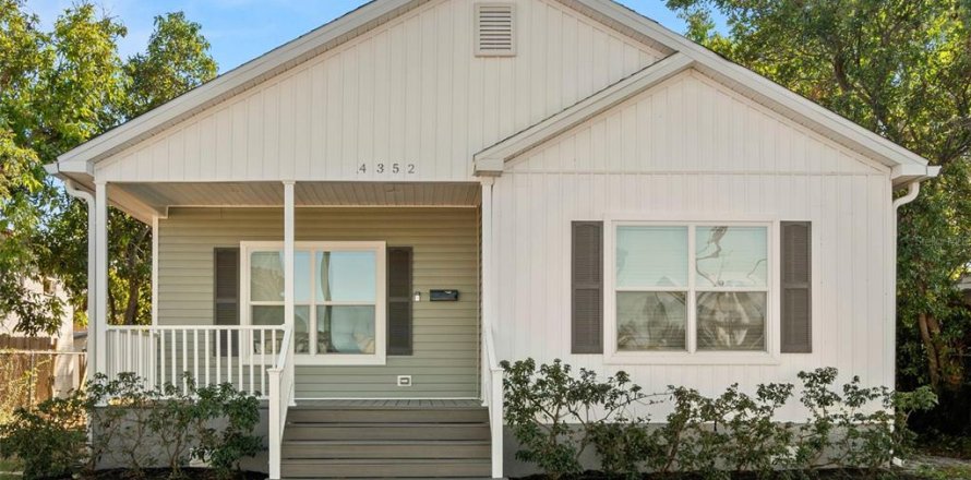 House in Saint Petersburg, Florida 4 bedrooms, 178.37 sq.m. № 2220569