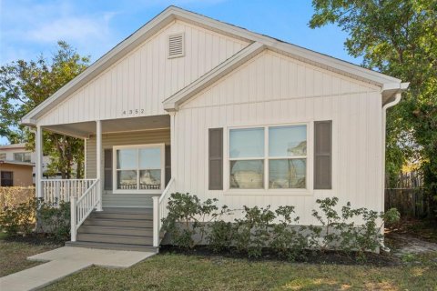 House in Saint Petersburg, Florida 4 bedrooms, 178.37 sq.m. № 2220569 - photo 2
