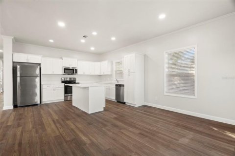 House in Saint Petersburg, Florida 4 bedrooms, 178.37 sq.m. № 2220569 - photo 5