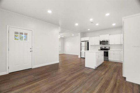 House in Saint Petersburg, Florida 4 bedrooms, 178.37 sq.m. № 2220569 - photo 4