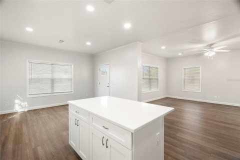House in Saint Petersburg, Florida 4 bedrooms, 178.37 sq.m. № 2220569 - photo 9