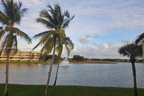 Condominio en venta en Miami Lakes, Florida, 2 dormitorios, 130.53 m2 № 1993701 - foto 1