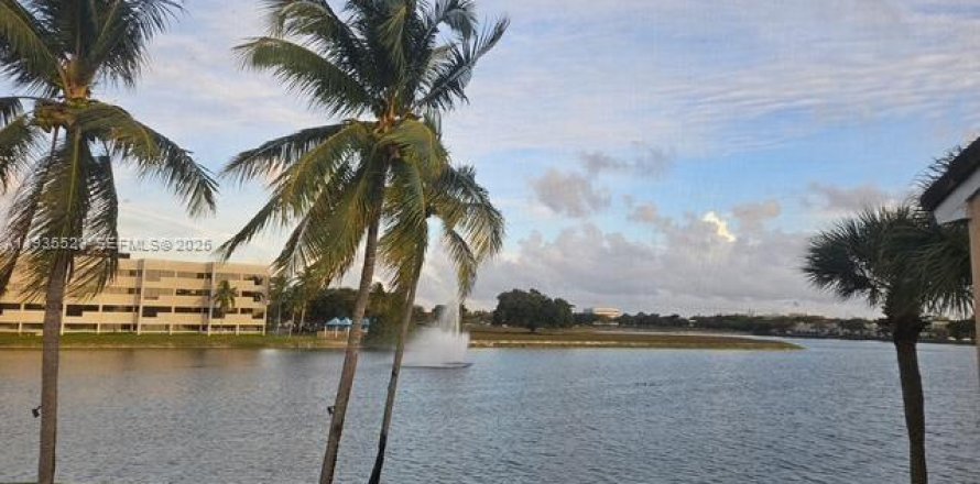 Condominio en Miami Lakes, Florida, 2 dormitorios  № 1993701