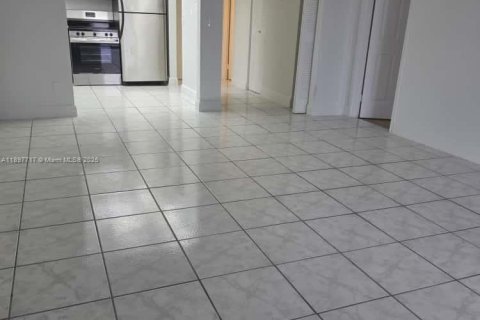 Condo in North Miami, Florida, 1 bedroom  № 1948908 - photo 13