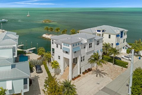 Casa en Marathon, Florida 5 dormitorios, 355.44 m2 № 2045105