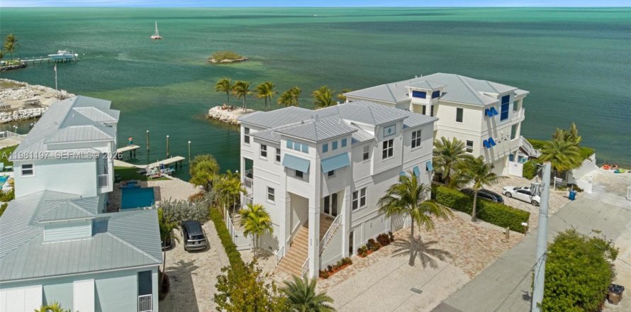 Casa en Marathon, Florida 5 dormitorios, 355.44 m2 № 2045105