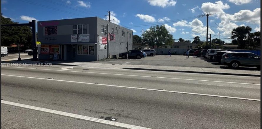 Commercial property in Miramar, Florida № 2054981