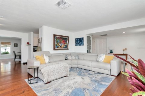 Casa en venta en Saint Petersburg, Florida, 4 dormitorios, 214.79 m2 № 2142898 - foto 4