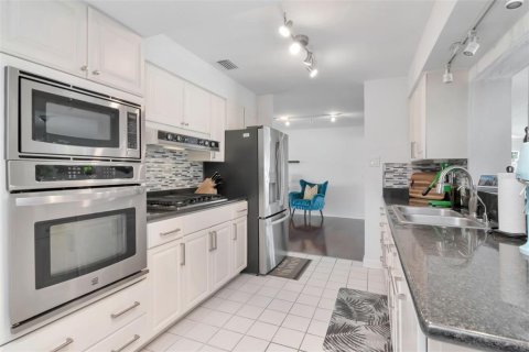 Casa en venta en Saint Petersburg, Florida, 4 dormitorios, 214.79 m2 № 2142898 - foto 5