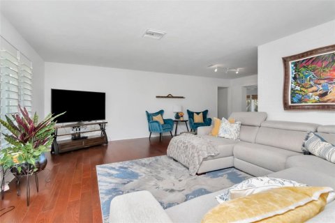 Casa en venta en Saint Petersburg, Florida, 4 dormitorios, 214.79 m2 № 2142898 - foto 3