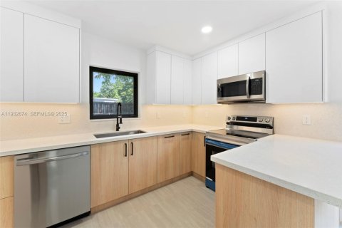 House in Miami Gardens, Florida 3 bedrooms, 126.9 sq.m. № 1992288 - photo 7