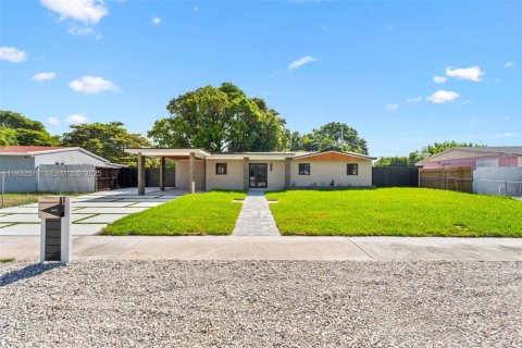 House in Miami Gardens, Florida 3 bedrooms, 126.9 sq.m. № 1992288 - photo 1