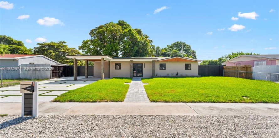 House in Miami Gardens, Florida 3 bedrooms, 126.9 sq.m. № 1992288