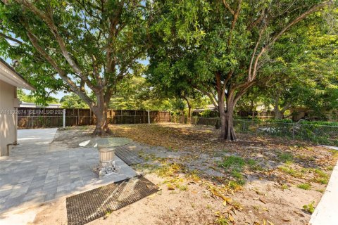 House in Miami Gardens, Florida 3 bedrooms, 126.9 sq.m. № 1992288 - photo 23