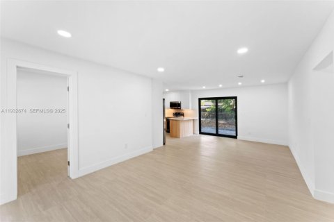 House in Miami Gardens, Florida 3 bedrooms, 126.9 sq.m. № 1992288 - photo 3