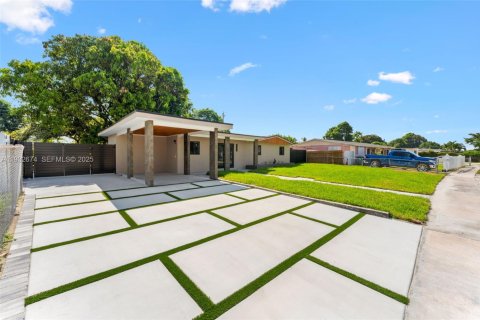 House in Miami Gardens, Florida 3 bedrooms, 126.9 sq.m. № 1992288 - photo 2