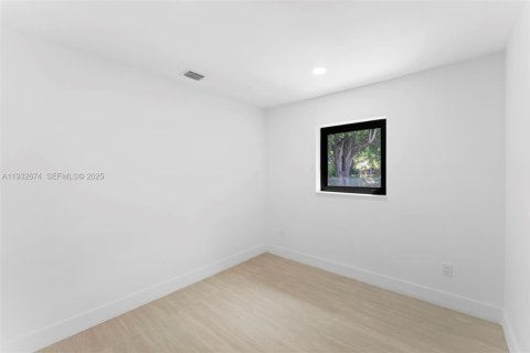 House in Miami Gardens, Florida 3 bedrooms, 126.9 sq.m. № 1992288 - photo 12