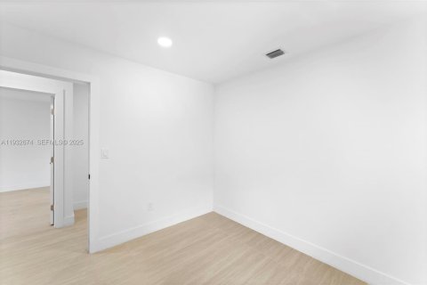 House in Miami Gardens, Florida 3 bedrooms, 126.9 sq.m. № 1992288 - photo 13