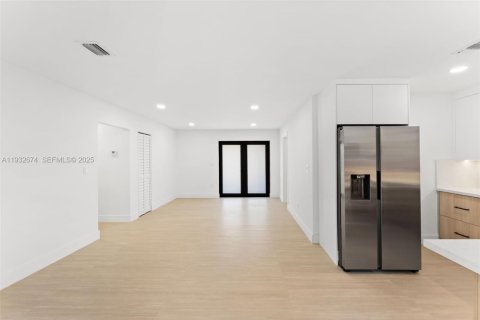 House in Miami Gardens, Florida 3 bedrooms, 126.9 sq.m. № 1992288 - photo 8