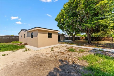 House in Miami Gardens, Florida 3 bedrooms, 126.9 sq.m. № 1992288 - photo 22