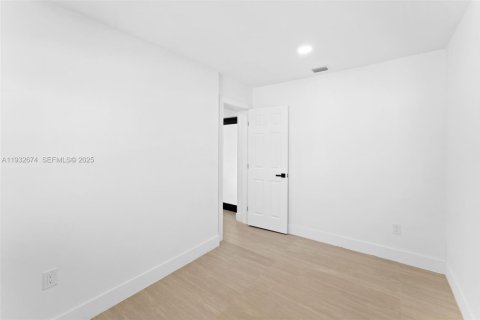 House in Miami Gardens, Florida 3 bedrooms, 126.9 sq.m. № 1992288 - photo 9