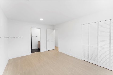 House in Miami Gardens, Florida 3 bedrooms, 126.9 sq.m. № 1992288 - photo 15