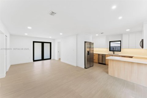 House in Miami Gardens, Florida 3 bedrooms, 126.9 sq.m. № 1992288 - photo 5