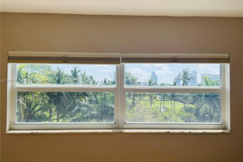 Condominio en venta en Hallandale Beach, Florida, 1 dormitorio, 72.93 m2 № 1860953 - foto 11