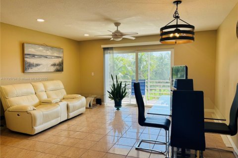 Condominio en venta en Hallandale Beach, Florida, 1 dormitorio, 72.93 m2 № 1860953 - foto 1
