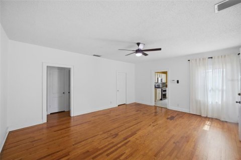 House in Winter Haven, Florida 3 bedrooms, 121.7 sq.m. № 2215690 - photo 8