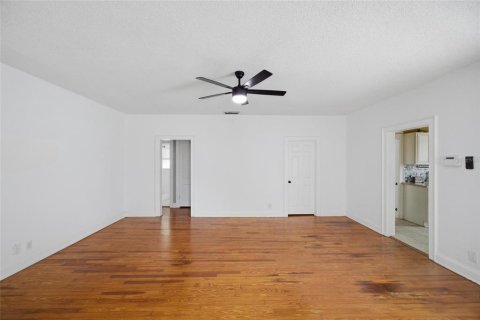 House in Winter Haven, Florida 3 bedrooms, 121.7 sq.m. № 2215690 - photo 9