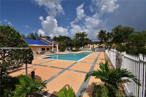 Снять в аренду кондоминиум в Пемброк-Пайнс, Флорида 1 спальня, 68.65м2, № 2004664 - фото 2