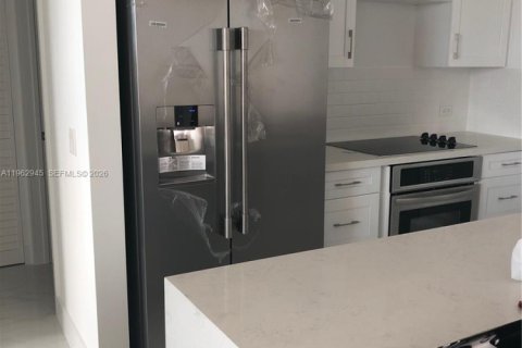 Condo in Miami, Florida, 2 bedrooms № 2080977 - photo 2