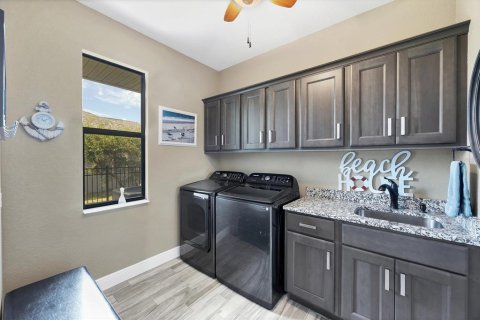 House in Port Charlotte, Florida 3 bedrooms, 188.13 sq.m. № 1885515 - photo 16