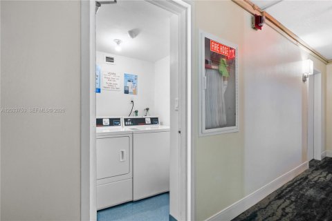 Condo in Aventura, Florida, 2 bedrooms  № 2078126 - photo 25