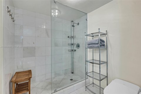 Condo in Miami, Florida, 2 bedrooms  № 1994766 - photo 13