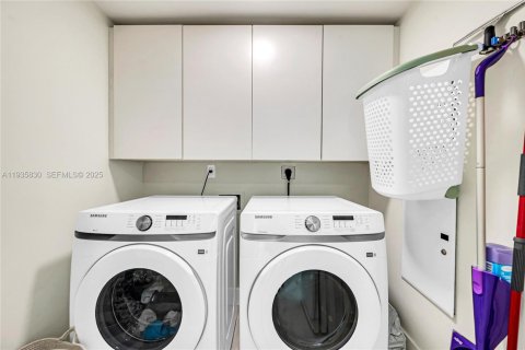 Condo in Miami, Florida, 2 bedrooms  № 1994766 - photo 14